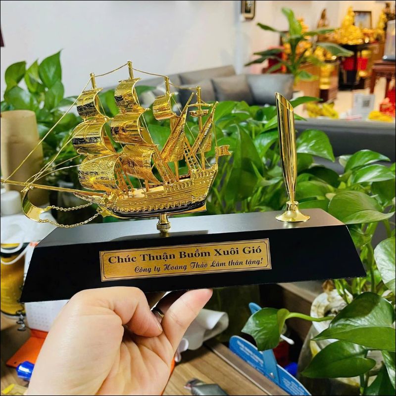 mô hình thuyền buồm mạ vàng